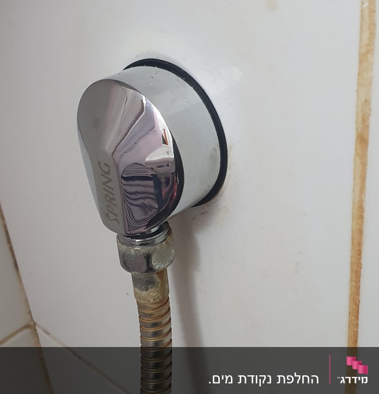 חיבור צינור מתכת לקיר בחדר אמבטיה